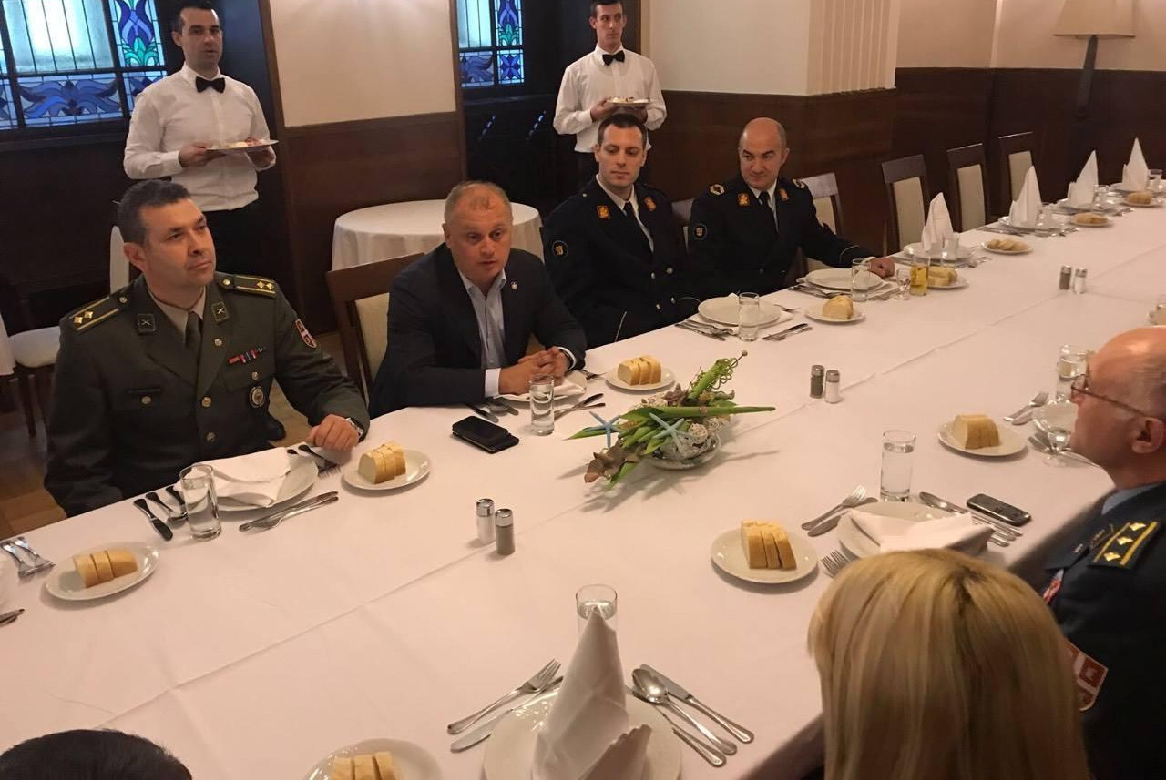 (FOTO) GORAN VESIĆ priredio ručak za pripadnike Vojske Srbije koji su učestvovali u oganizaciji proslave oslobođenja Beograda od fašizma!