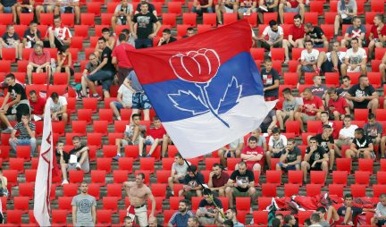 (FOTO) KAKVA HRABROST, KAKVA JUNAČINA! Zvezdin navijač usred Tirane, srca Albanije, sa obeležjima Crvene zvezde!