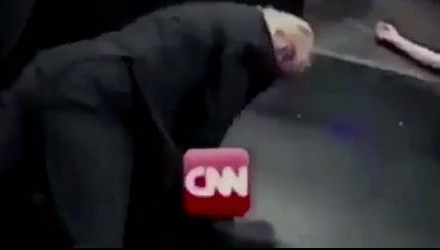 (VIDEO) SKANDALOZNI TRAMP: Objavio video u kome tuče čoveka sa LOGOM CNN!