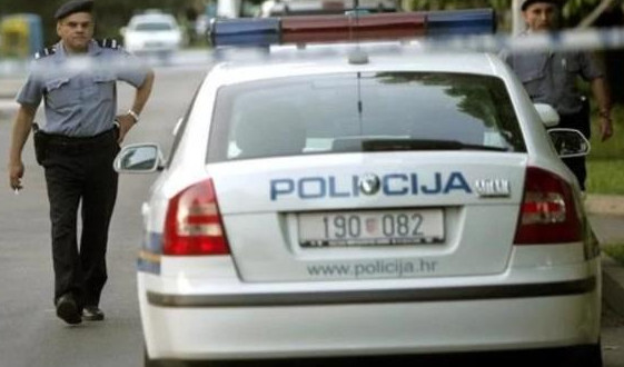 UŽASAN SNIMAK LIKVIDACIJE NA PAGU! Upucani Crnogorac sa rupom na glavi pao na beton, krv šiklja na sve strane... (VIDEO)