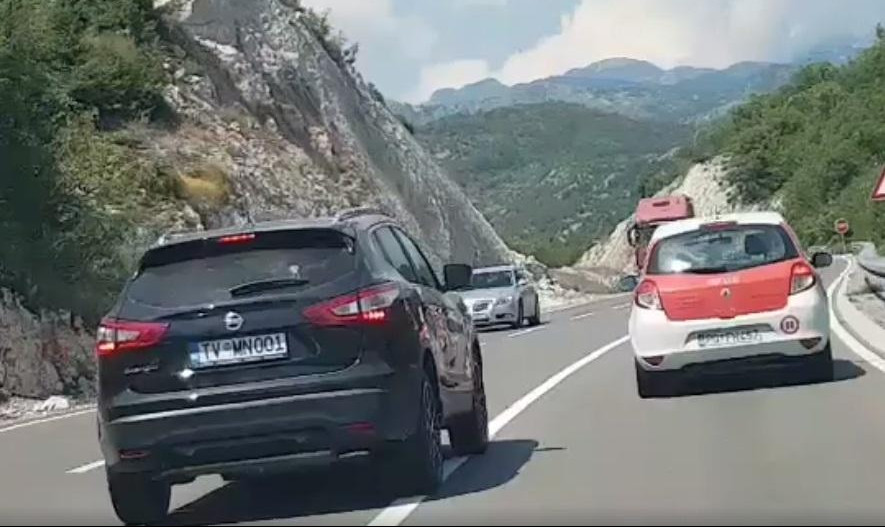 (VIDEO) LJUDI, UBIĆETE NEKOG! Pogledajte snimke teških saobraćajnih prekršaja u Crnoj Gori poslednjih dana!