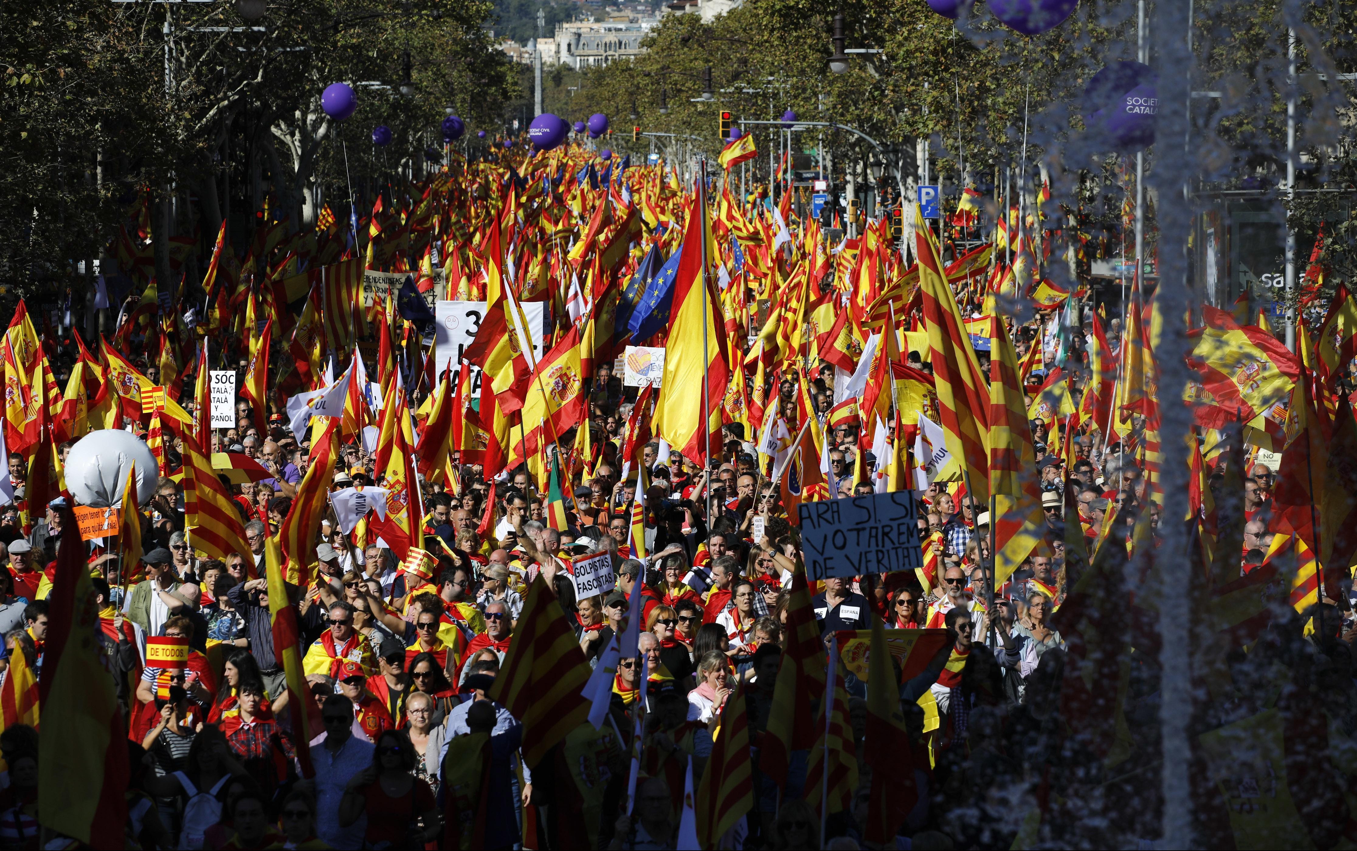 (FOTO) PUDŽDEMONA U ZATVOR, ŽIVELA ŠPANIJA! Stotine hiljada demonstranata na ulicama Barselone!