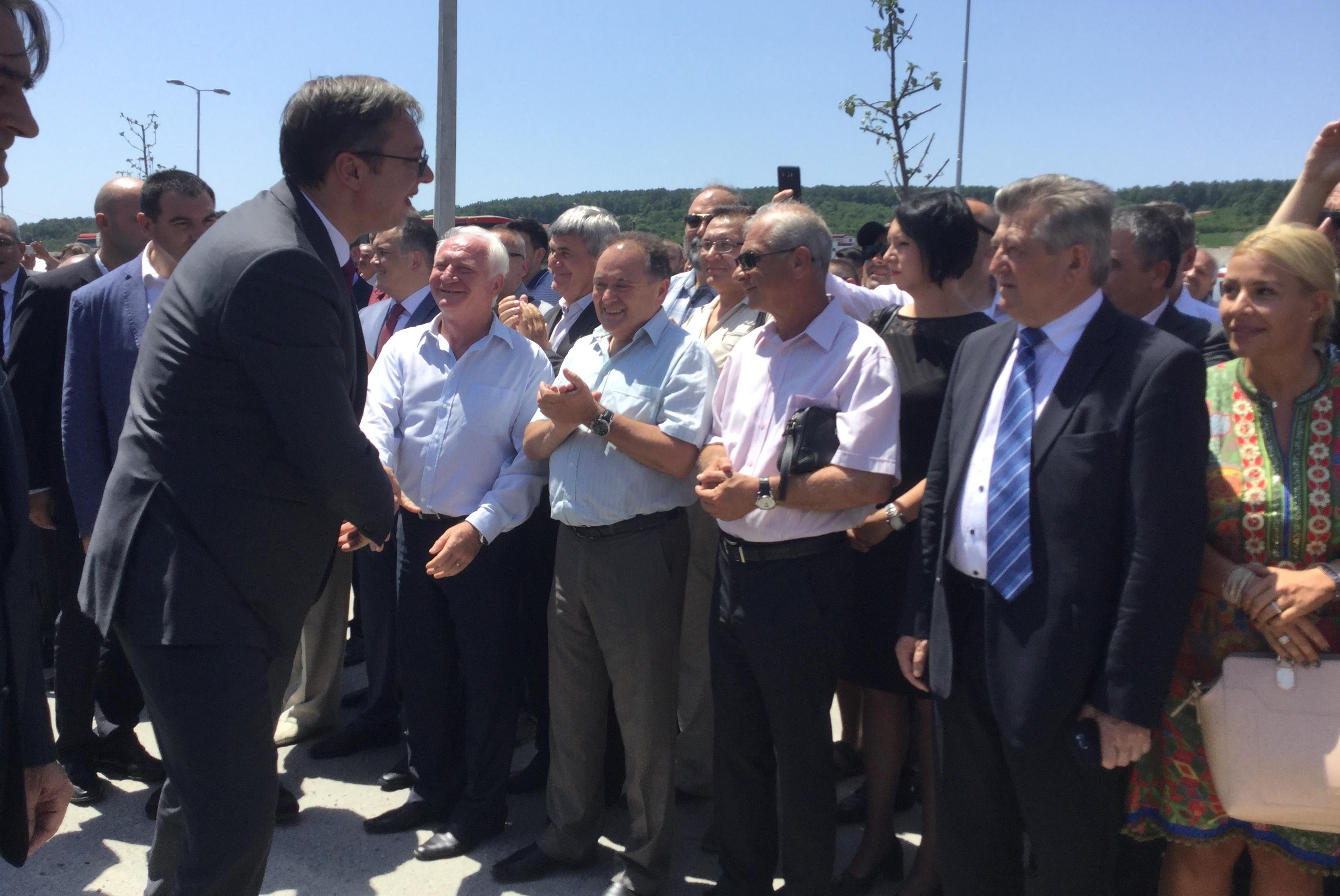 (FOTO) Vučić obišao gradilište u Kruševcu - dočekalo ga 1.000 ljudi!