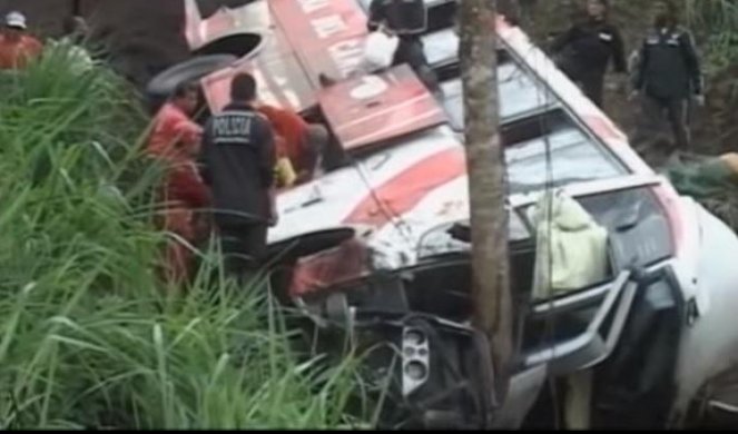 (VIDEO) 14 POGINULIH U EKVADORU! Autobus sleteo sa puta i zapalio se!