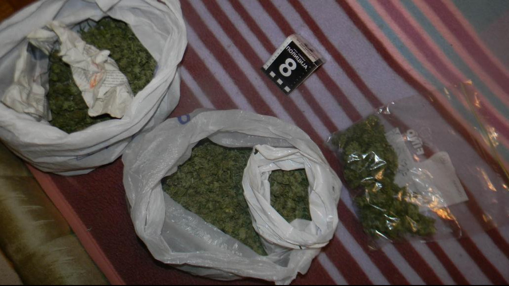UHAPŠENI ALBANSKI DRŽAVLJANI U SRBICI: Kod njih pronađeno 62 kg marihuane!