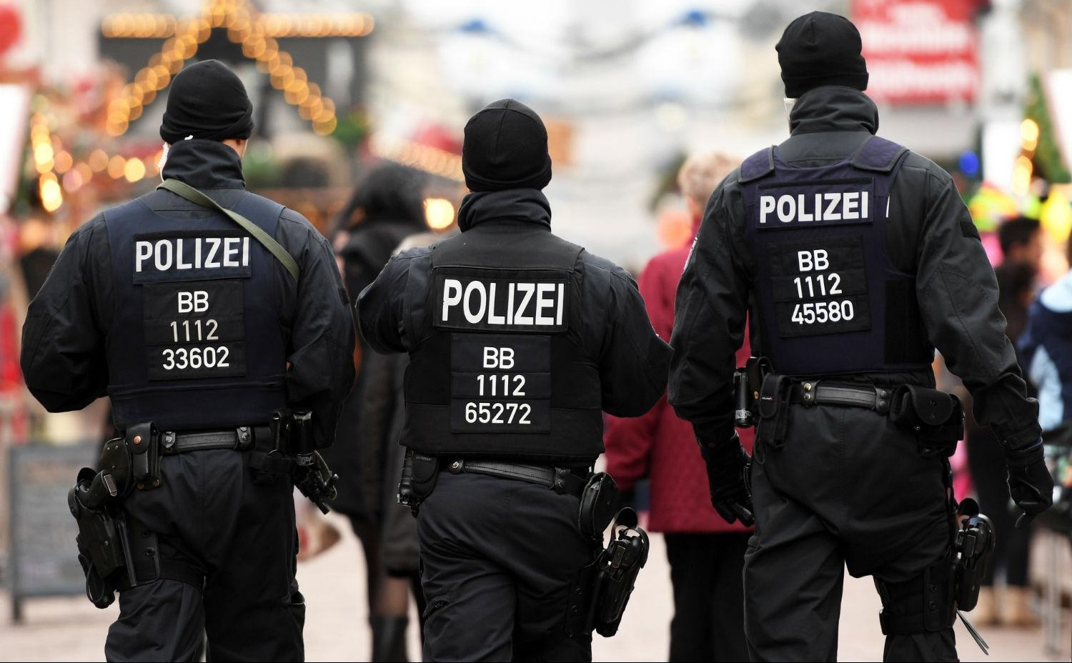 TERALI GA IZ DŽAMIJE: Incident u Berlinu muškarac povredio pet policajaca!