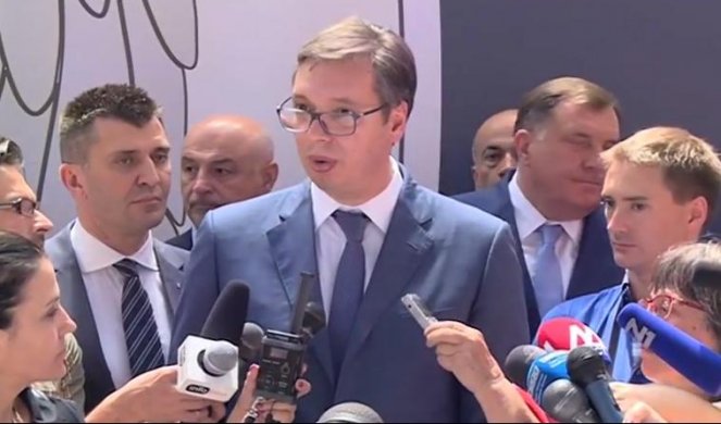 (VIDEO) Evo šta je predsednik Vučić poručio Šabiću i onima kojima smeta VELIKA SRPSKA ZASTAVA na jarbolu u Beogradu!