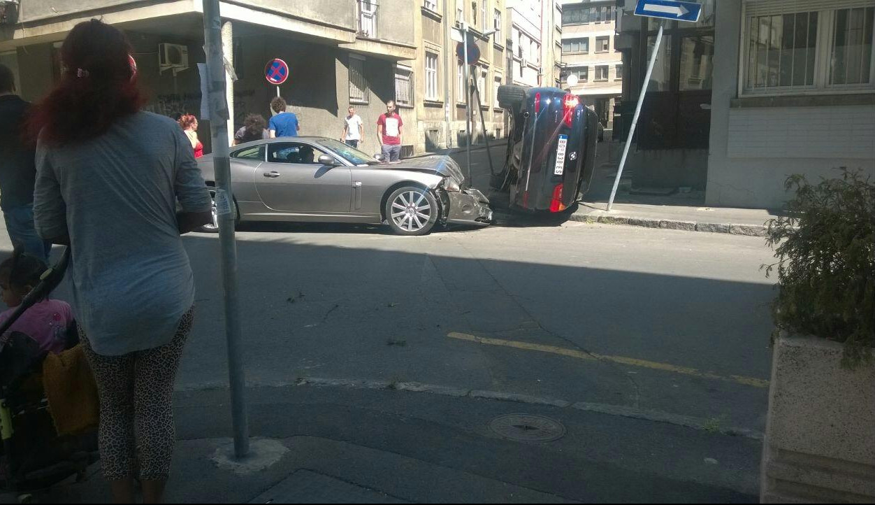 (FOTO) BMW SE PREVRNUO NASRED VRAČARA! Pravo je čudo kako niko nije povređen!