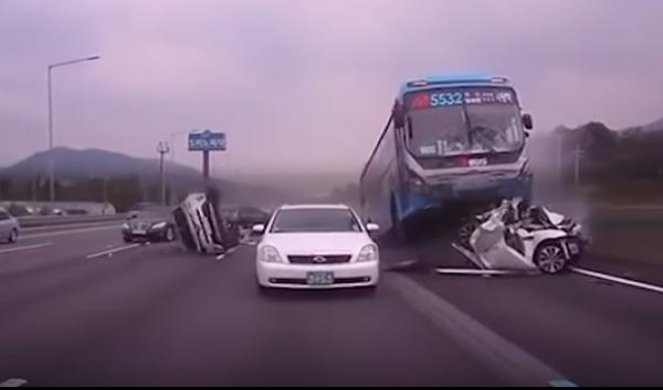 (UZNEMIRUJUĆI VIDEO) Podivljali autobus GAZIO SVE PRED SOBOM!