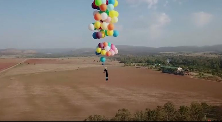 (VIDEO) OVAJ JE LUD! Leteo 26 kilometara privezan za helijumske balone!