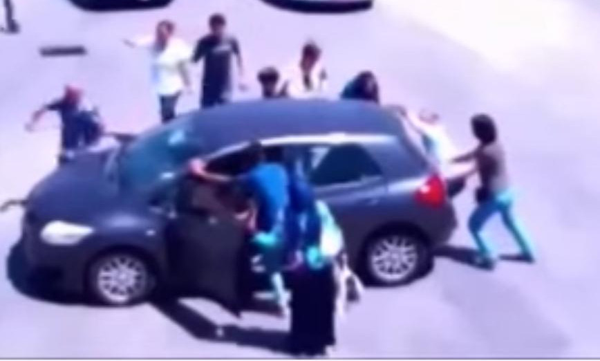 (VIDEO) UŽAS U TURSKOJ: Dete ispalo iz automobila, majka ga podigla u naručje, ali to NIJE NAJGORE ŠTO IM SE DESILO!
