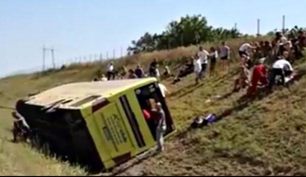 (VIDEO) STRAŠNE SCENE NA PUTU KOD FEKETIĆA! Autobus i dalje prevrnut, Hitna pomoć jedva IZVUKLA POVREĐENE!