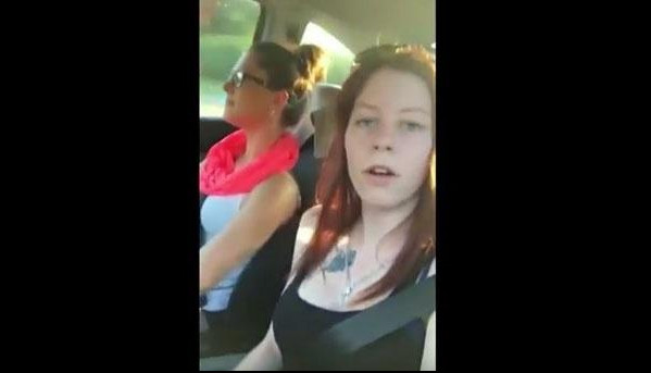 (UZNEMIRUJUĆI VIDEO) SMRT UŽIVO! Devojke se snimale za Fejsbuk tokom vožnje i DOŽIVELE TEŽAK UDES, jedna poginula, druga se bori za život!