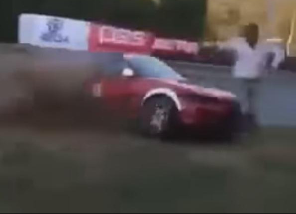 (UZNEMIRUJUĆI VIDEO) UHVATIĆE VAS JEZA! Srpski vozač izleteo sa staze i zgazio direktora trke!