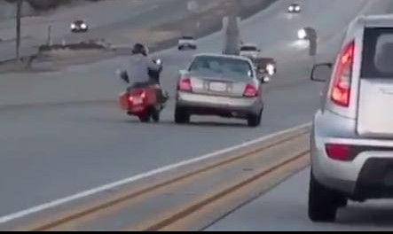 (VIDEO) HAOS NA AUTOPUTU: Besni motociklista je u punoj brzini šutnuo auto, nije ni slutio ŠTA ĆE SE POTOM DESITI!