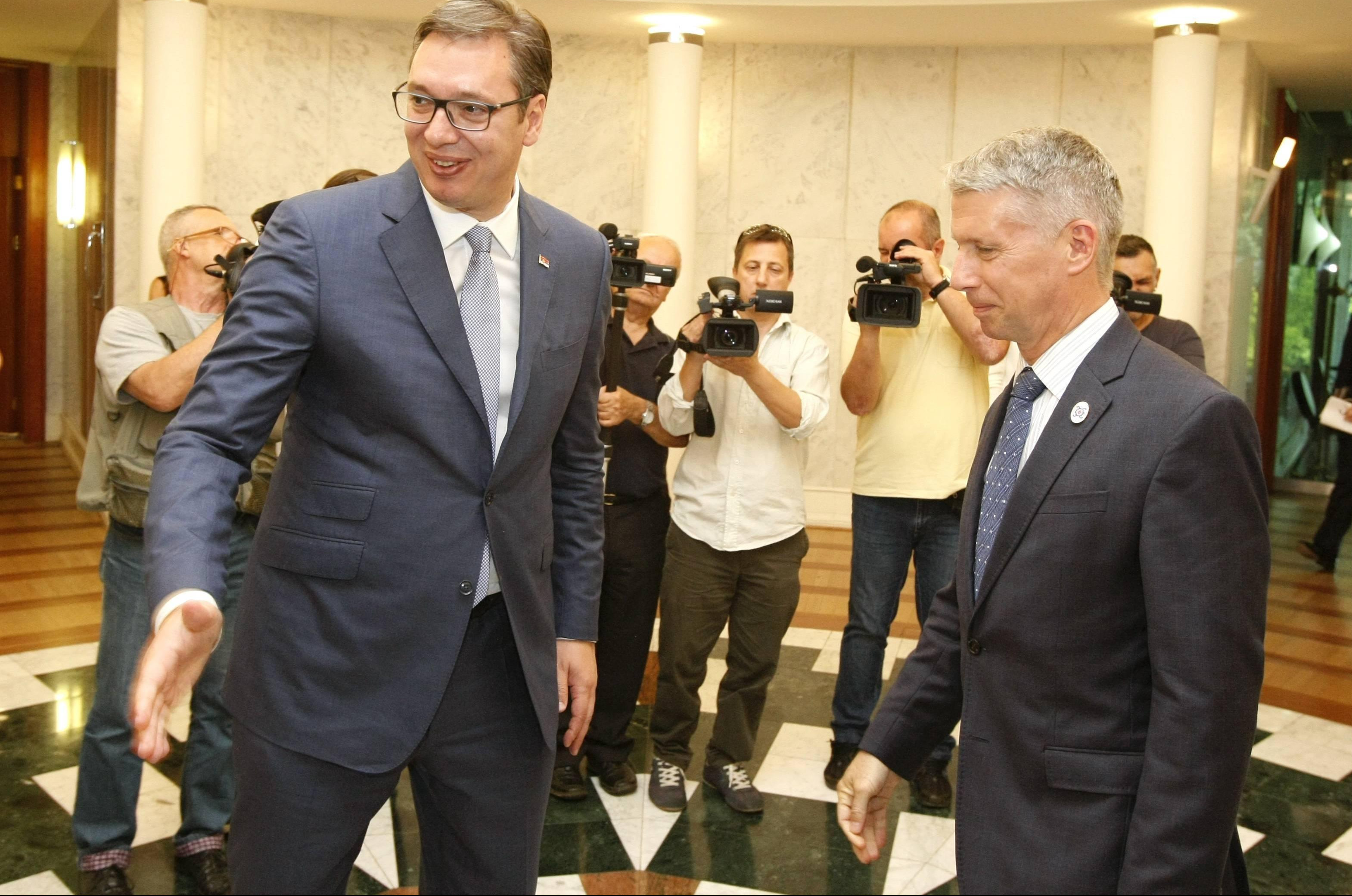 SVI ČEKATE KOLINDU, A NIKO BELORUSA! Vučić se u pauzi između dva susreta u Vili Mir našalio s novinarima!