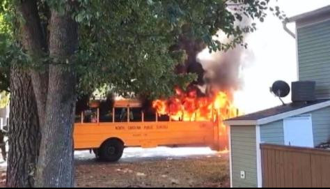 (VIDEO) DRAMA U ŠARLOTU:  Zapalio se školski autobus, deca i vozač se spasili U POSLEDNJEM TRENUTKU!