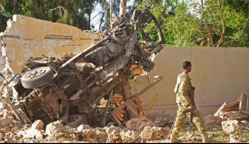 (VIDEO) TEROR AL ŠABABA: U eksploziji automobila bombe najmanje 15 mrtvih u Mogadišu
