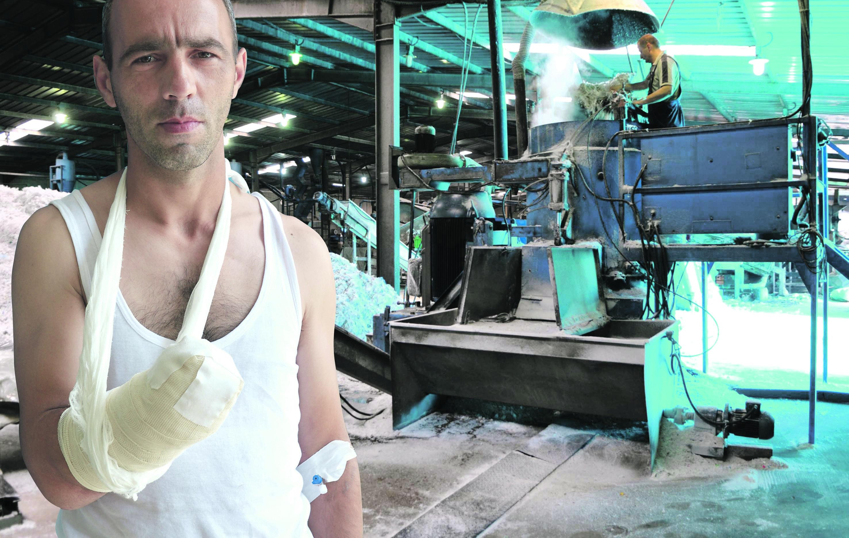 HTEO DA POMOGNE KOLEGINICI, PA OSTAO BEZ ŠAKE: Povređen radnik u fabrici za preradu plastike kod Kragujevca!