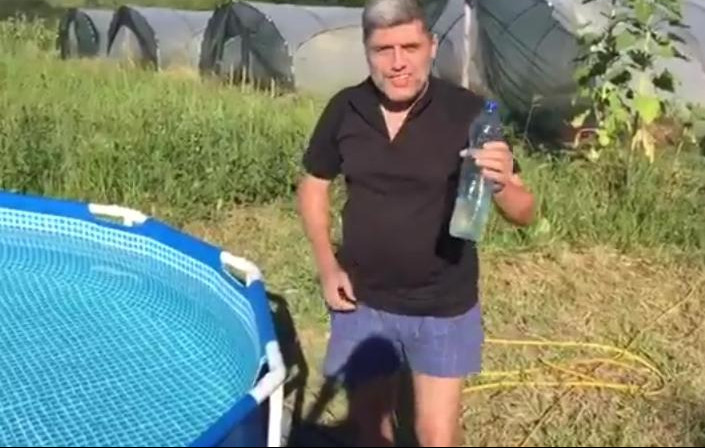 (VIDEO) BAM, BAM, BAM! Dr Miroljub Petrović opet ima rešenje relaksaciju - BAZEN, SOK MUTAVAC I DOBRA MUZIKA!