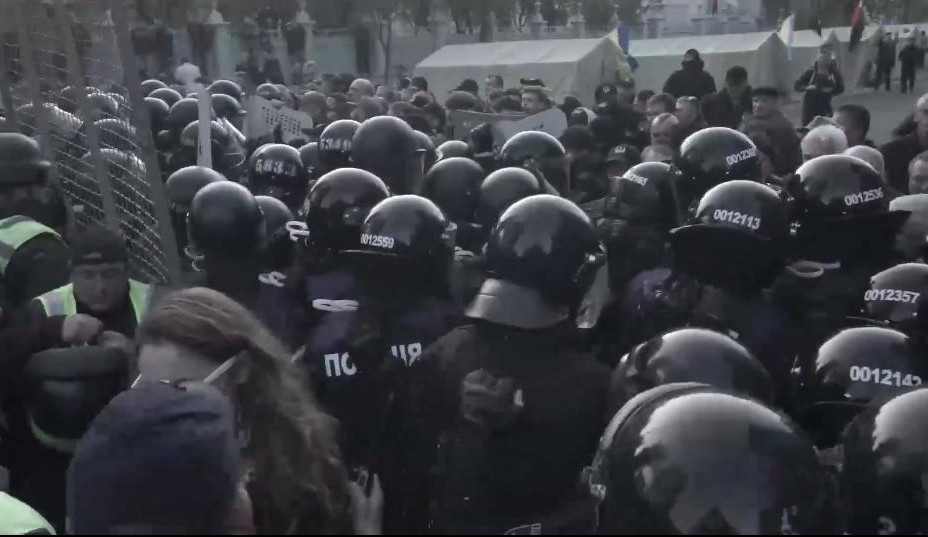 (VIDEO) HAOS U KIJEVU: Nekoliko hiljada demonstranata, sukobilo se sa policijom ispred ukrajinskog parlamenta!