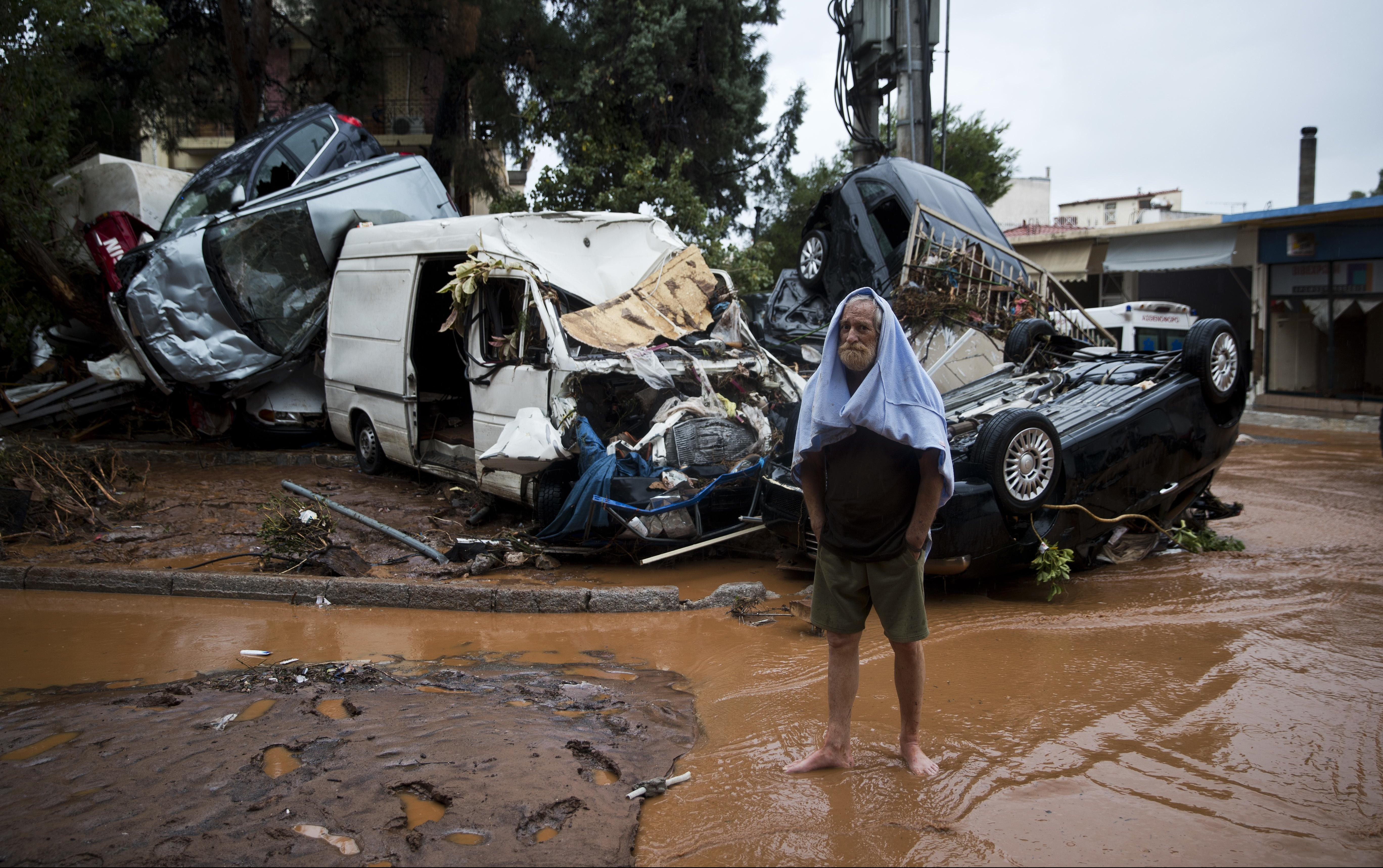 (FOTO) POTOPLJENA ATINA! U nezapamćenim poplavama NAJMANJE 15 MRTVIH, voda po ulicama nosila leševe!