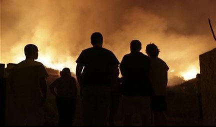 BUKTI POŽAR na jugu Španije! Najmanje 600 ljudi evakuisano, gust dim i jaki vetrovi OTEŽAVAJU vgašenje vatre! /VIDEO/