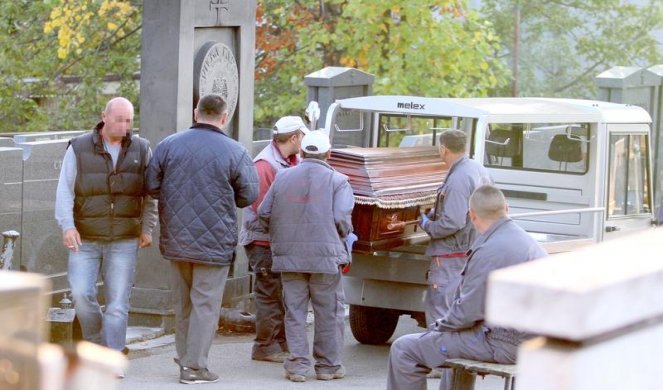 (FOTO) EKSHUMIRANI GIŠKINI POSMRTNI OSTACI, na Centralnom groblju u Beogradu sestra i pripadnici Srpske garde!