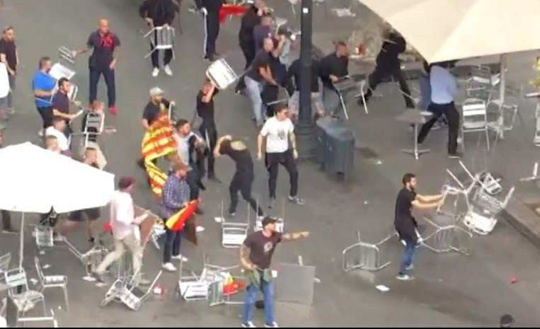 (VIDEO) TUČA DEMONSTRANATA U BARSELONI: Intervencija policije sprečila TEŽE KRVOPROLIĆE!
