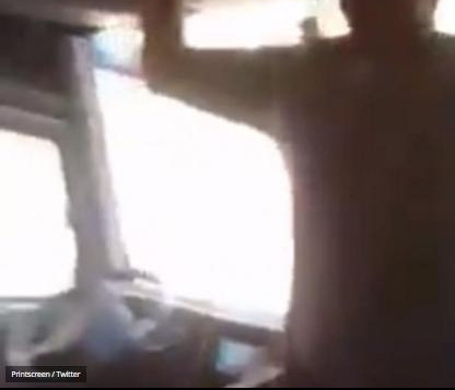 (ŠOK VIDEO) PUSTIO VOLAN, USTAO sa sedišta, okrenuo se putnicima i ZAPEVAO!
