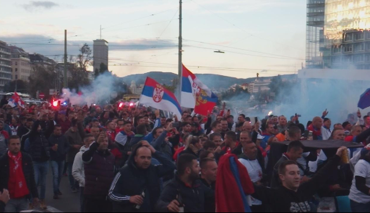(VIDEO/FOTO) BEČ JE OSVOJEN! Pogledajte kako su Srbi okupirali prestonicu Austrije pred utakmicu!