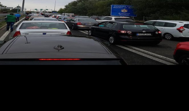 (FOTO) LUDILO, SRBI KRENULI U BEČ! Haos na granicama, hiljade automobila na ulasku u Mađarsku!