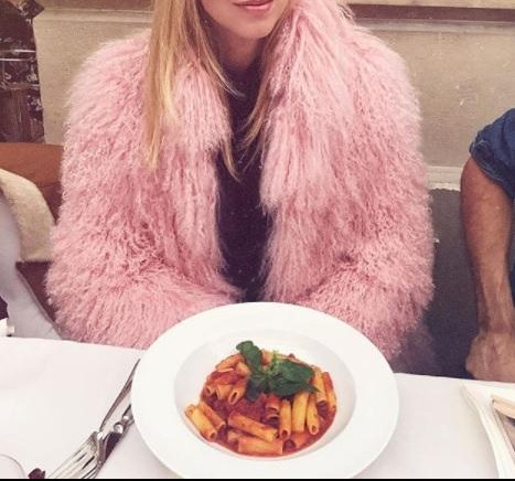 PLAVOKOSA ITALIJANKA OSVAJA SVET! Ona je modna blogerka i nalazi se na Forbsovoj listi BOGATIH!