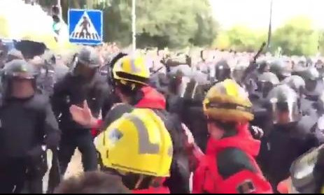 (VIDEO) TOTALNI HAOS U ŠPANIJI! Policajci u Barseloni TUKU ČAK I VATROGASCE!