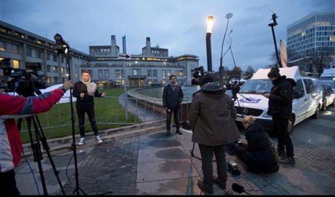 Novinari ispred Haškog tribunala