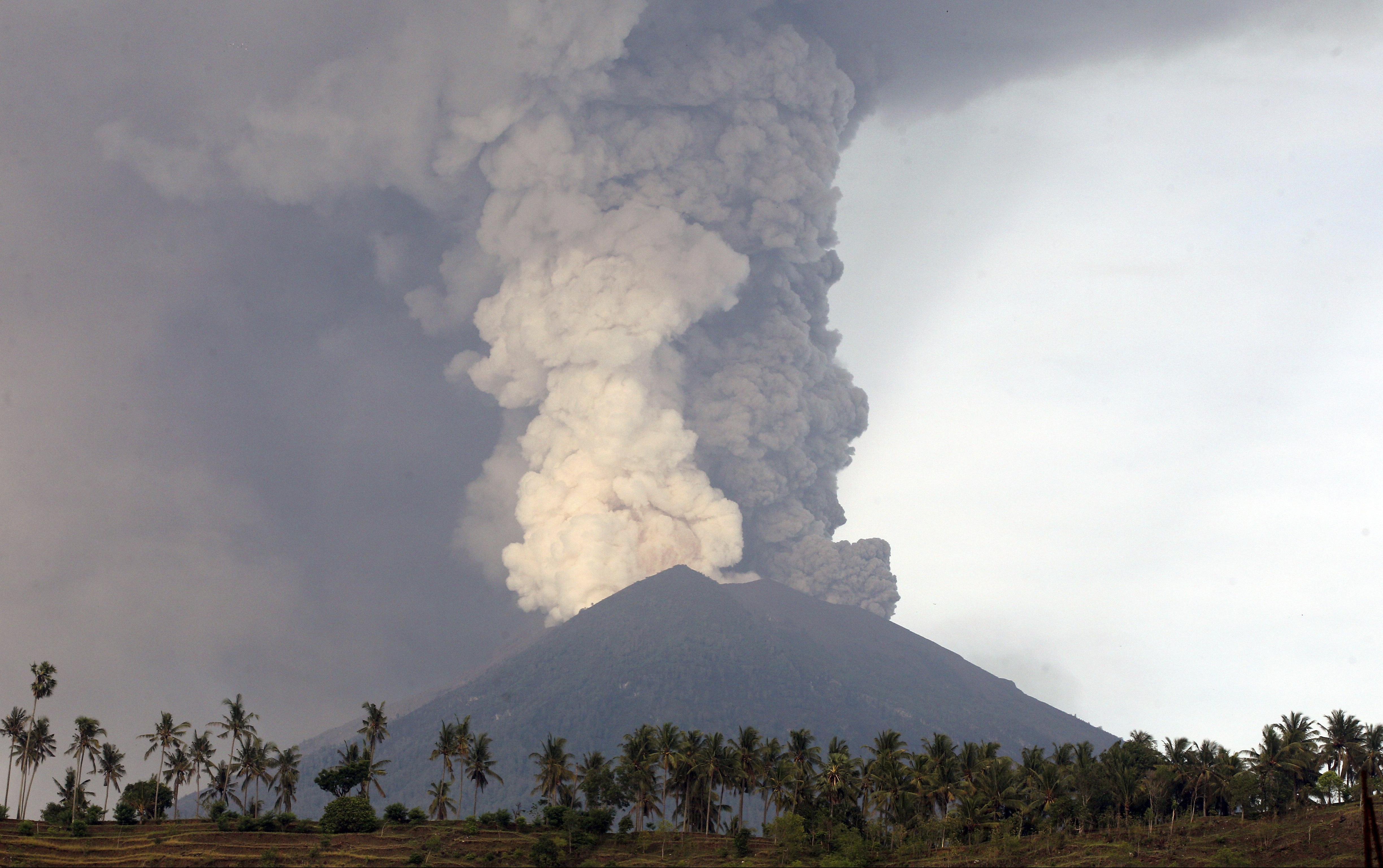 ŠUMSKI POŽARI BUKTE INDONEZIJOM! Erupcija vulkana napravila problem, VANREDNO STANJE u četiri regiona! 