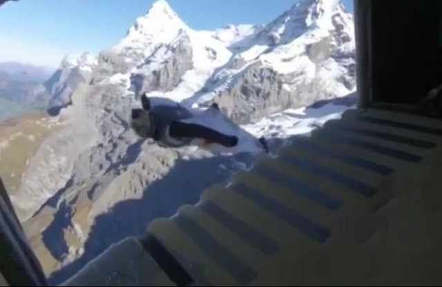 (VIDEO) TOTALNA LUDOST: Bejs skakači uskočili u avion u letu!