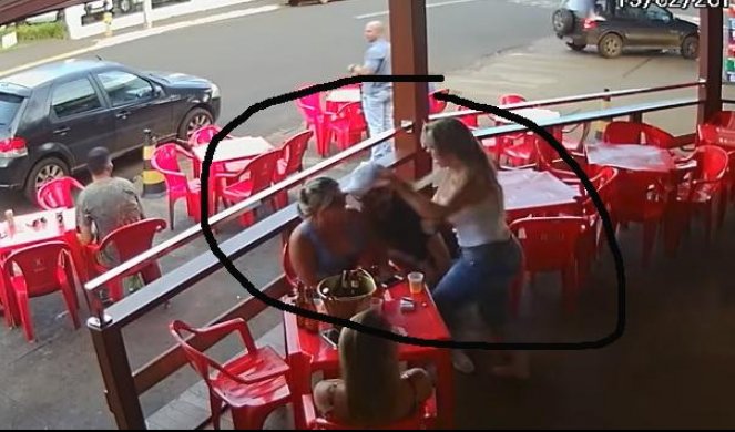 (VIDEO) ŠAMAR ŠAMARČINU STIŽE! Žena uhvatila muža sa ljubavnicom, pa polomila kafić!