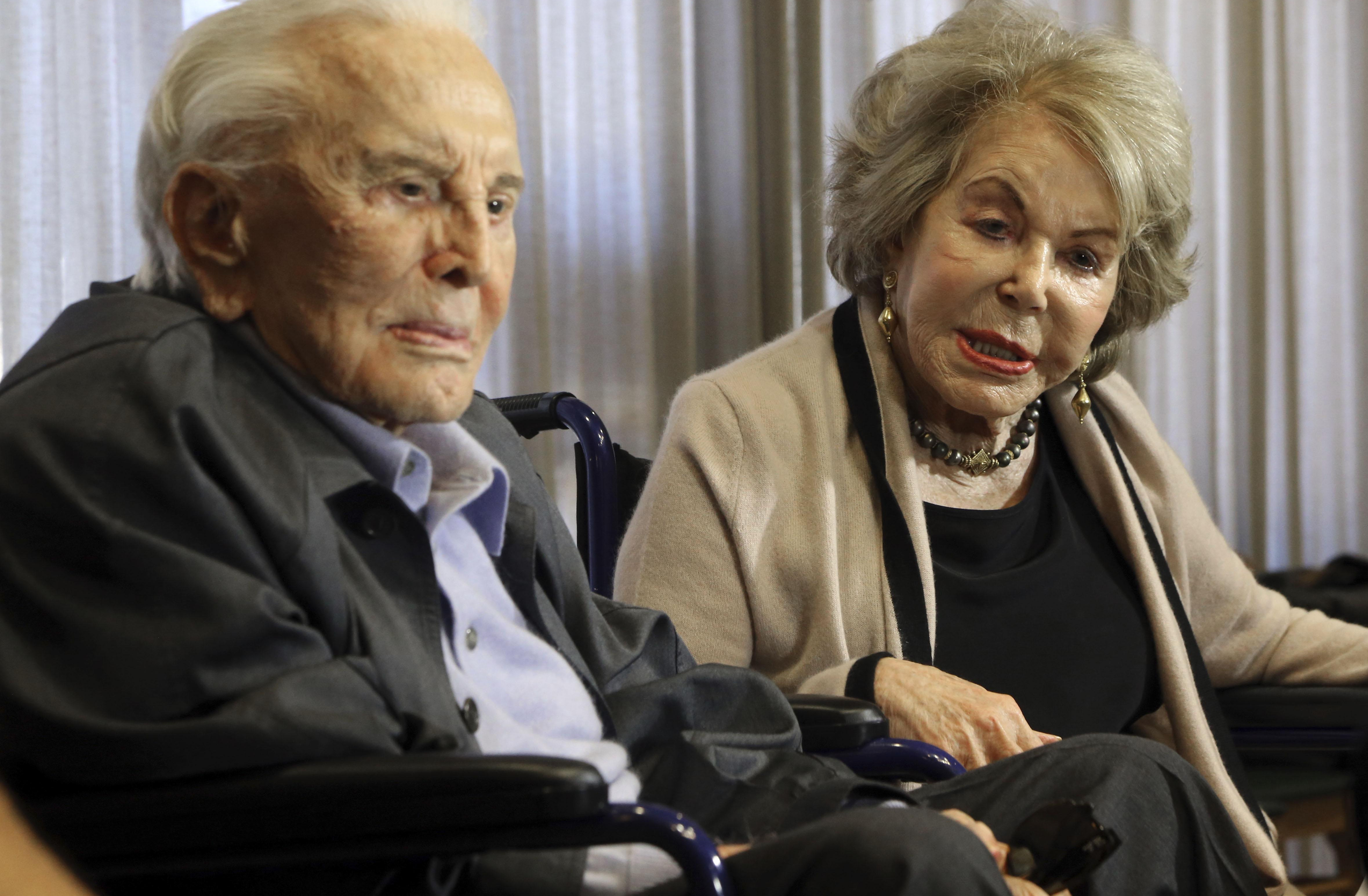 (FOTO) LJUBAV I U INVALIDSKIM KOLICIMA! Kirk Daglas (101) i njegova supruga (99)  i dalje nerazdvojni