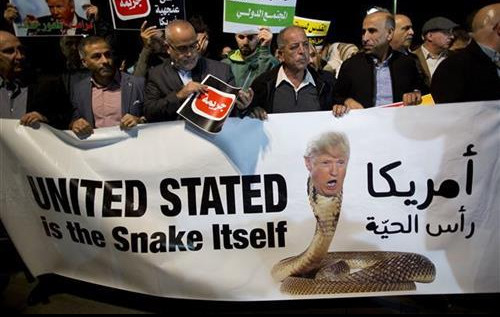 PROTESTI ARAPA I U TEL AVIVU:  Stotinak građana Izraela, arapskog porekla demonstriralo ispred  ambasade SAD