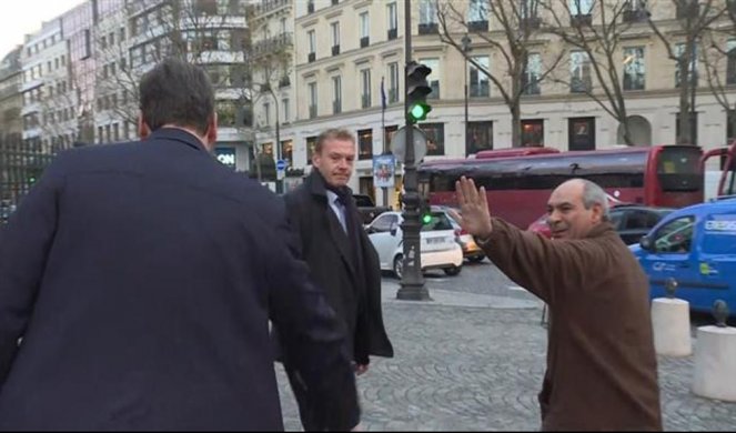 (VIDEO) 'DE SI, ZEMLJAČE! Srbin blokirao saobraćaj u Parizu DA POZDRAVI VUČIĆA!