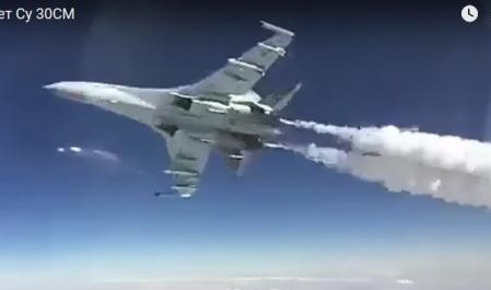 (VIDEO) ZA DLAKU, SINKO! Ovako je Su-35 "očešao“ Su-30!