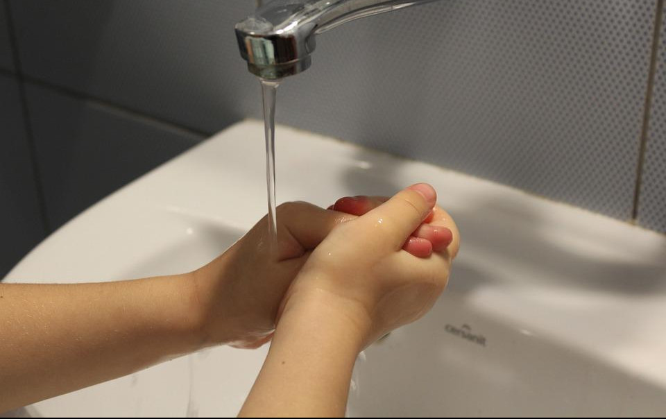 ALARMANTNO! U 16 škola u Novom Pazaru neispravna voda za piće!