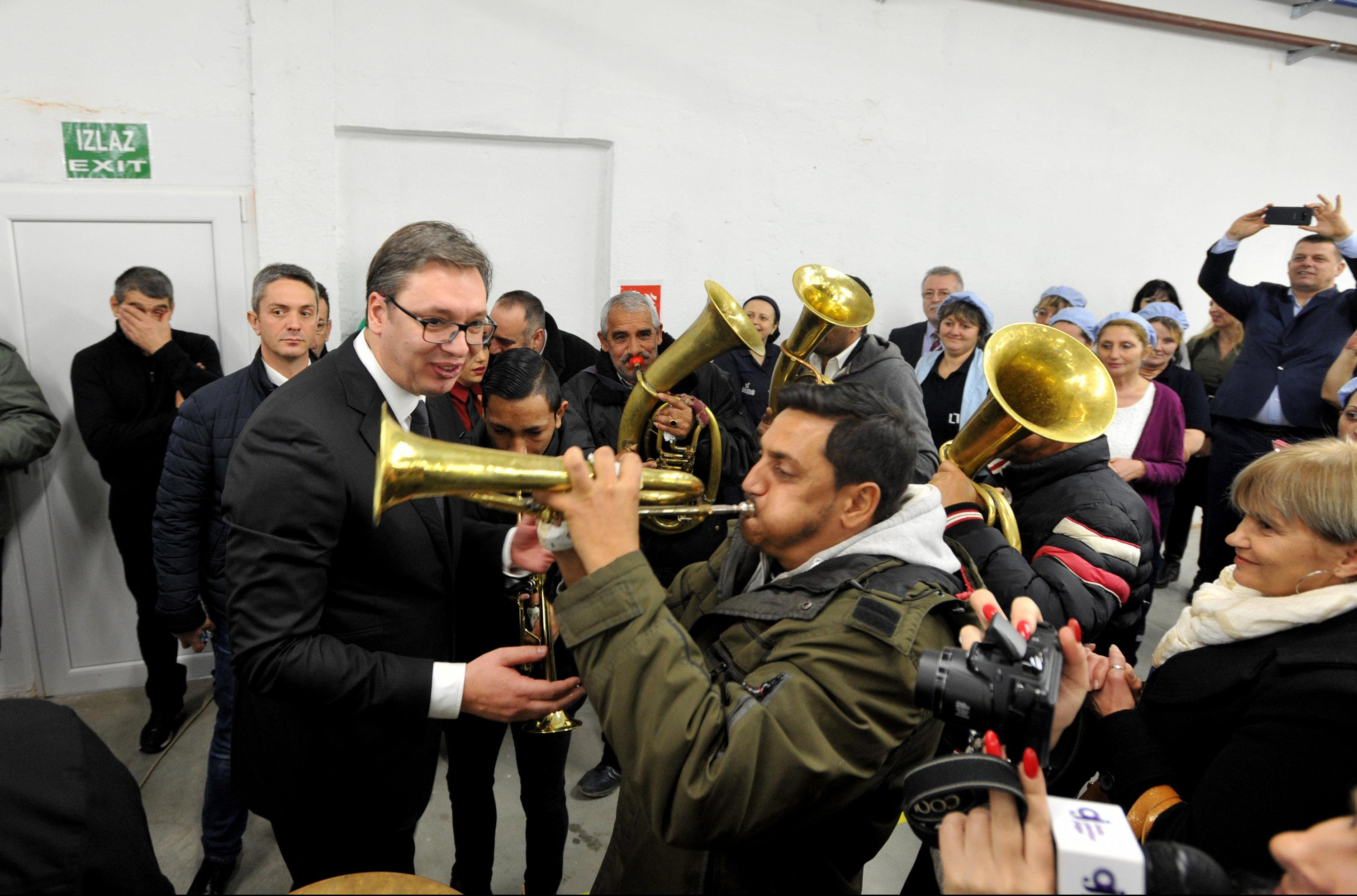 (FOTO) ĐURĐEVDAN ZA PREDSEDNIKA! Trubači iznenadili Vučića, Knežević ih zakitio za 500 dinara!