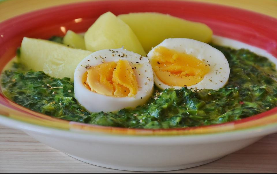 (VIDEO) NEVIĐENO! Oljuštite kuvano jaje za tri sekunde uz pomoć ČAŠE!
