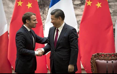 (VIDEO) MAKRON POKLONIO KONJA SI ĐINPINGU: Prelepi Vezuv simbolizuje prijateljstvo Francuske i Kine!