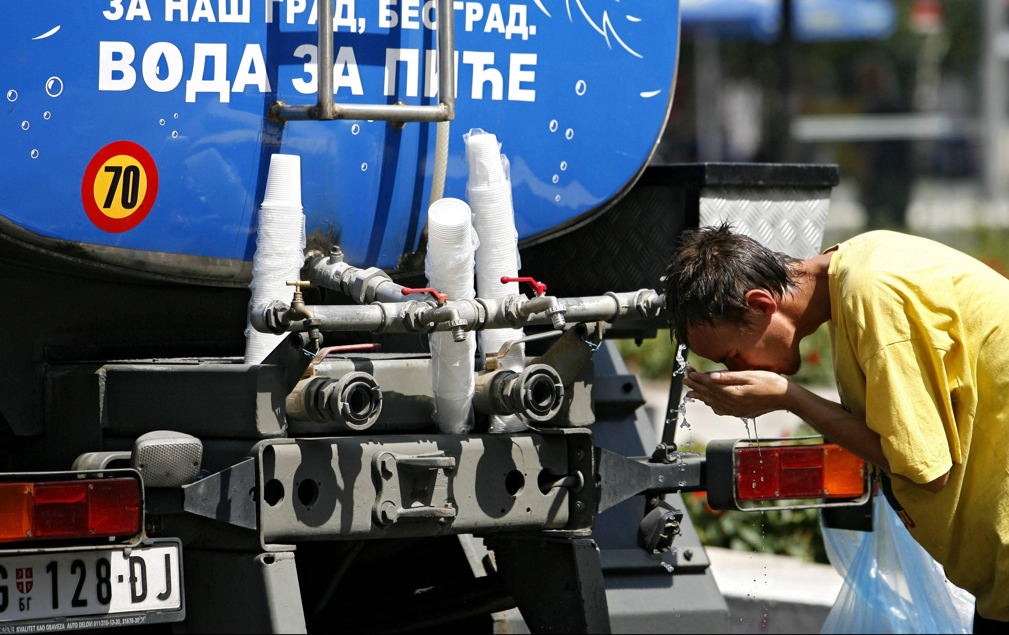 DELOVI ZVEZDARE OSTAJU BEZ VODE: Za najnužnije potrebe za pijaćom vodom obezbeđena je auto-cisterna! 