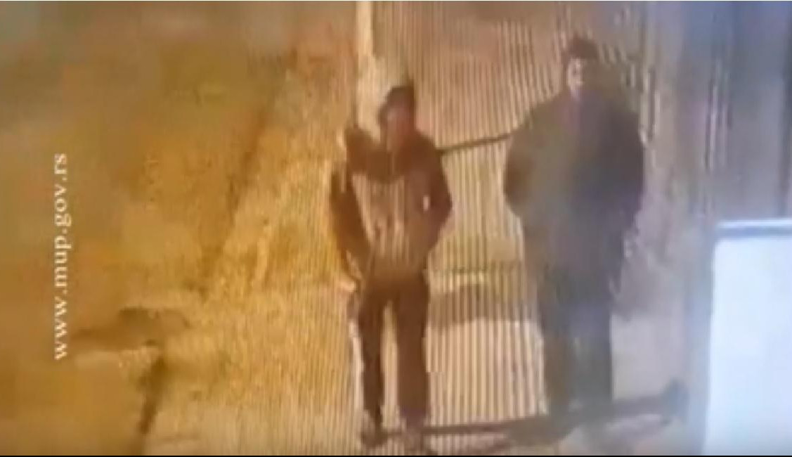 (VIDEO) AKO IH PREPOZNATE ODMAH OBAVESTITE POLICIJU! MUP traga  za dvojicom razbojnika u Pančevu