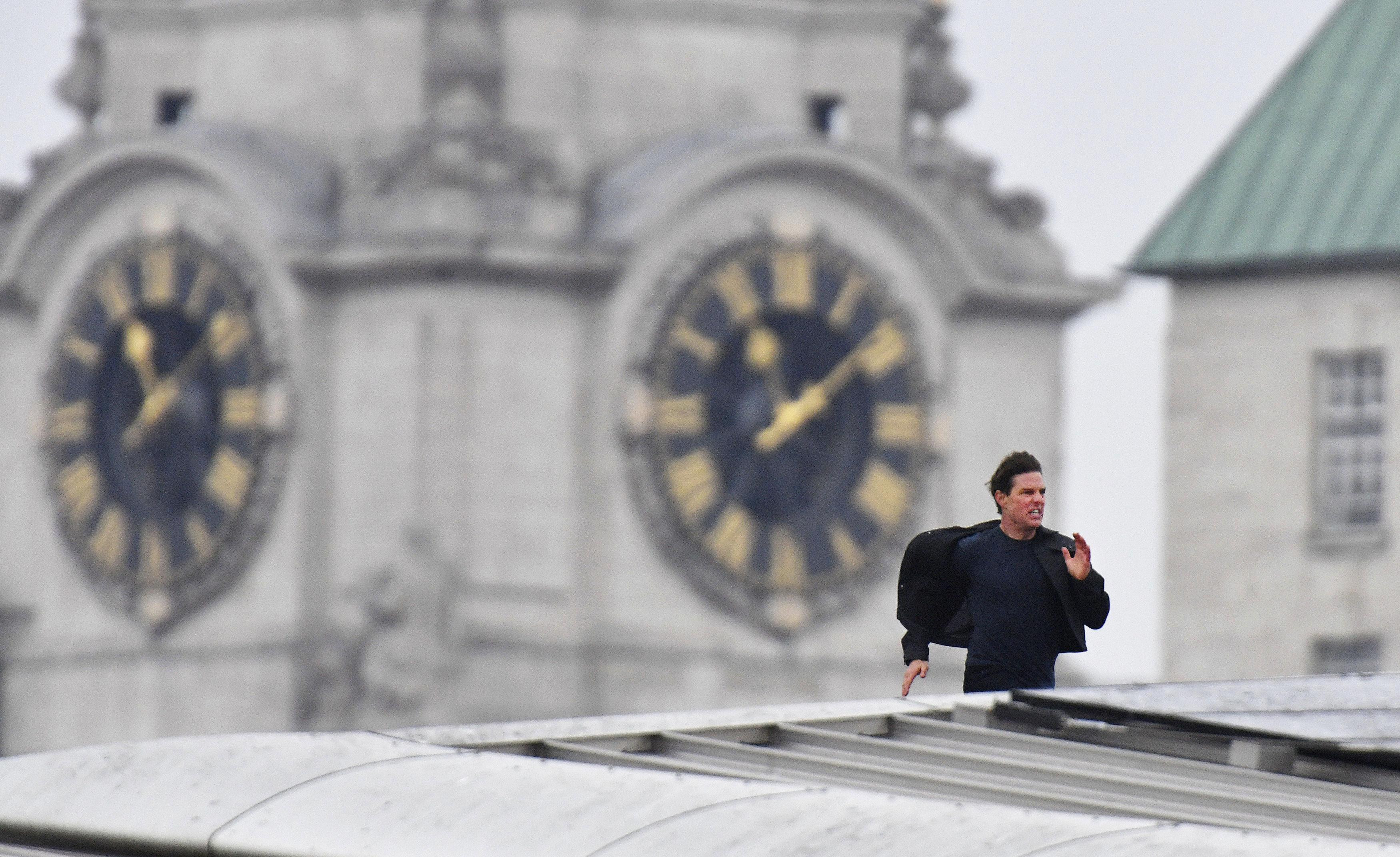 (VIDEO) UMALO VRAT DA POLOMI! Tom Kruz skočio sa katedrale visoke 150 metara