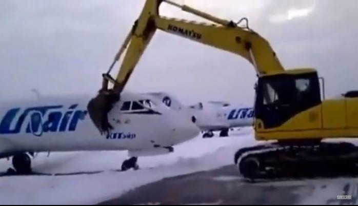 (VIDEO) RUS DOBIO OTKAZ PA BAGEROM RASTURIO AVION! Brutalna osveta aviokompaniji, OVAKO NEŠTO NIJE VIĐENO! 